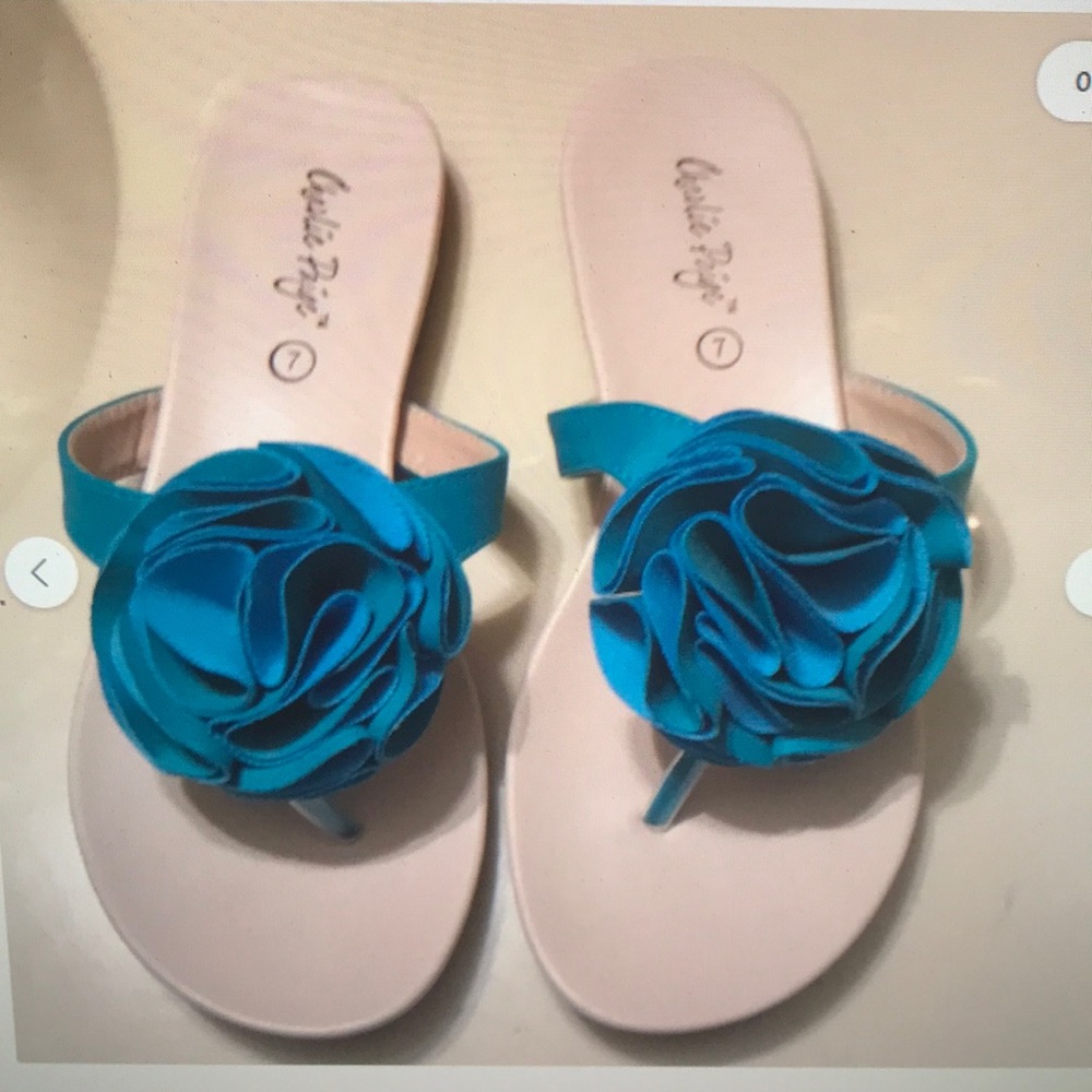 Charlie Paige Green Pouf Sandals 7